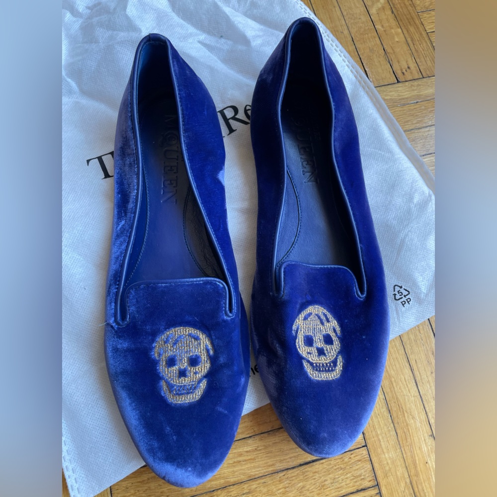 Alexander McQueen slide on mules. Blue velvet with gold skull embroidery